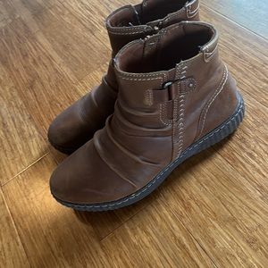 Clarks size 9 Caroline Orchid ruched ankle boots Tan